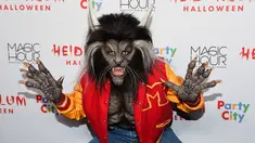Model asal Jerman, Heidi Klum mengenakan kostum manusia serigala saat menghadiri pesta Halloween di New York, Selasa (31/10). Heidi bahkan sama sekali tak bisa dikenali lewat kostum Halloween-nya tahun ini. (Photo by Evan Agostini/Invision/AP)