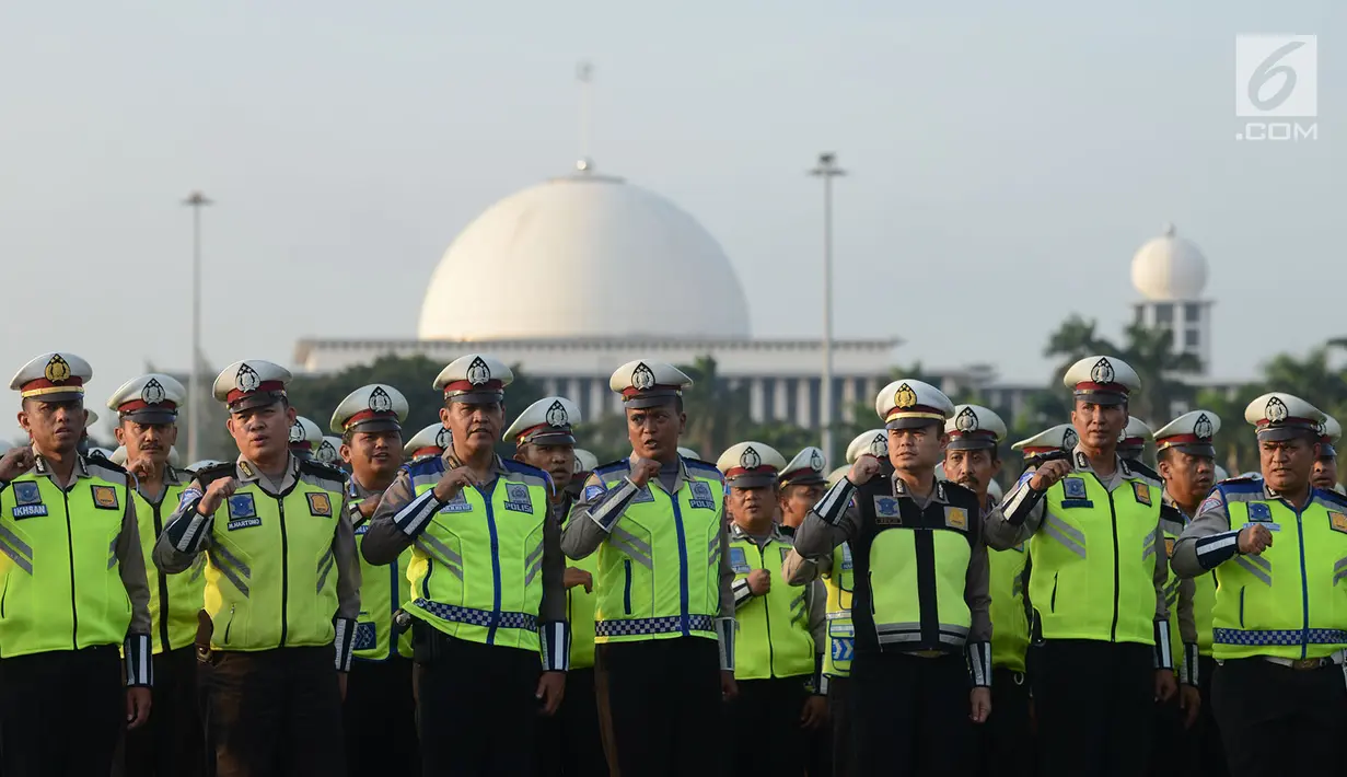 Polisi lalu lintas mengikuti apel operasi ketupat 2019 di lapangan Silang Monas, Jakarta, Selasa (28/5/2019).  Apel gelar pasukan operasi ketupat 2019 melibatkan 93.589 personel Polri, 13.131 personel TNI, 18.906 personel Kementerian dan Dinas terkait, 11.720. (merdeka.com/Imam Buhori)