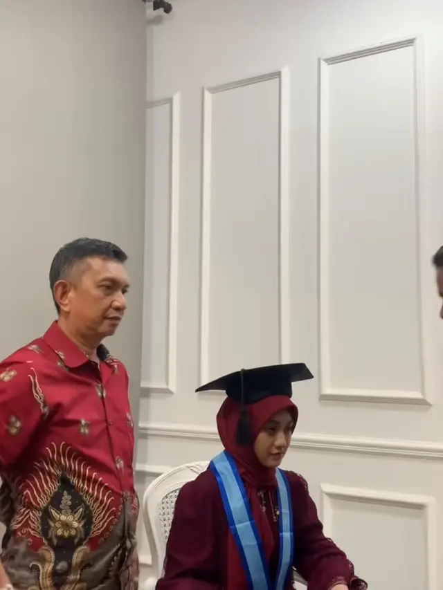 Wisuda Nafha Firah Tunangan Mamat Alkatiri