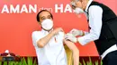 Presiden Joko Widodo atau Jokowi (kiri) disuntik vaksin COVID-19 di Istana Merdeka, Jakarta, Rabu (13/1/2021). Vaksinator menyuntikkan vaksin di lengan kiri Presiden Jokowi sekitar pukul 09.42 WIB. (Biro Pers Sekretariat Presiden/Laily Rachev)
