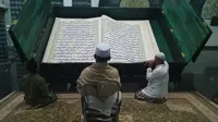 Alquran Raksasa di Banyuwangi (Liputan6.com/Dian Kurniawan)