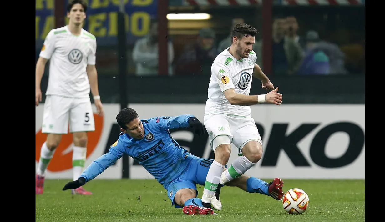 Gelandang Inter Milan, Hernanes mencoba merebut bola pemain Wolfsburg  Daniel Caligiuri di leg kedua 16 besar Liga Europa di Stadion San siro, Italy (19/3/2015). Wolfsburg menang 2-1 atas Inter Milan. (Reuters/Alessandro Garofalo)