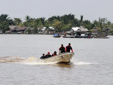 Tim SAR melakukan pencarian korban hilang tenggelamnya kapal feri penyeberangan di perairan Sungai Kapuas, Kuala Kapuas, Kalimantan Tengah, (30/7/2014). (ANTARA FOTO/Herry Murdy Hermawan)