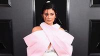Kylie Jenner tampil serba pink dengan pantsuit yang dipakainya saat Grammy Awards 2019. (dok. Instagram @jennerholic/https://www.instagram.com/p/Btu4x8tBxkP/Esther Novita Inochi)