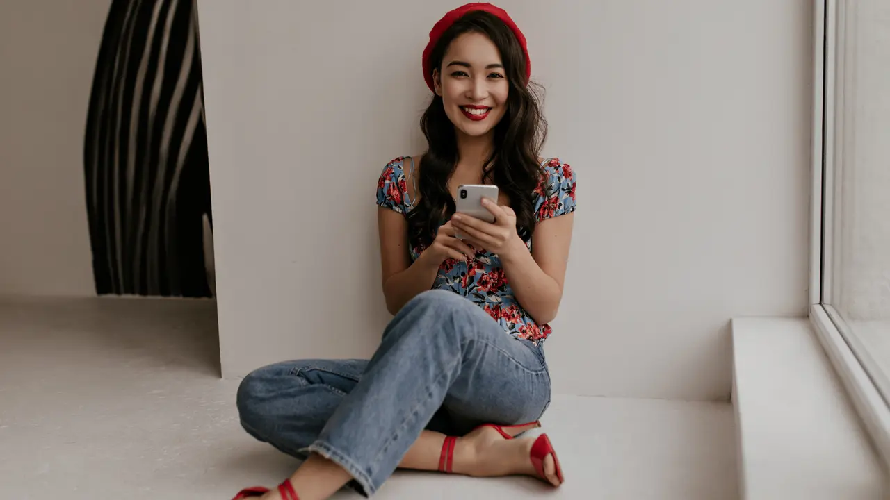 perempuan dan lebih sering tersenyum 1