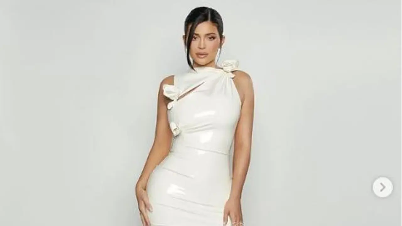 Rajin Membentuk Otot Perut Usai Melahirkan, Kylie Jenner Tetap Fokus Mengurus Bayinya