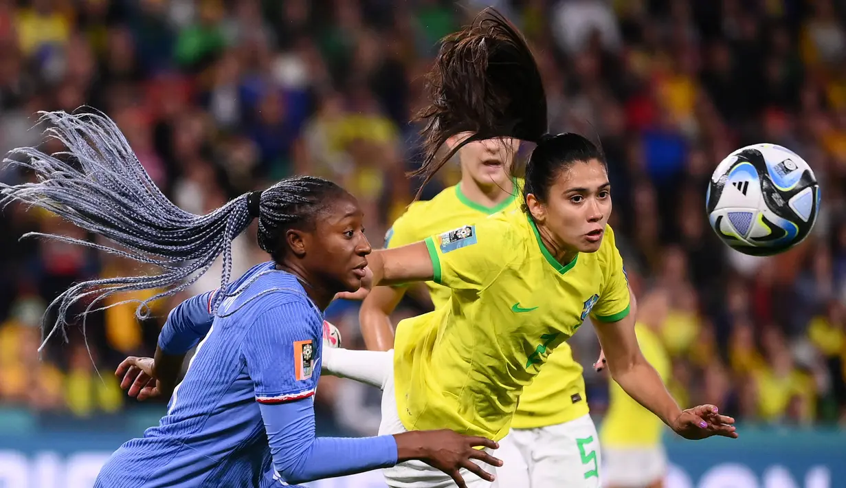 Pemain Brasil, Antonia (kanan) berebut bola dengan pemain Prancis, Kadidiatou Diani pada laga Grup F Piala Dunia Wanita 2023 di Brisbane Stadium, Brisbane, Australia, 29 Juli 2023. (AFP/Franck Fife)