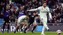 Bek Real Madrid, Sergio Ramos menendang penalti ke gawang Leganes dalam laga Copa del Rey di Santiago Bernabeu, Madrid, Spanyol, Rabu (9/1). Real Madrid mengalahkan Leganes 3-0. (AP Photo/Manu Fernandez)