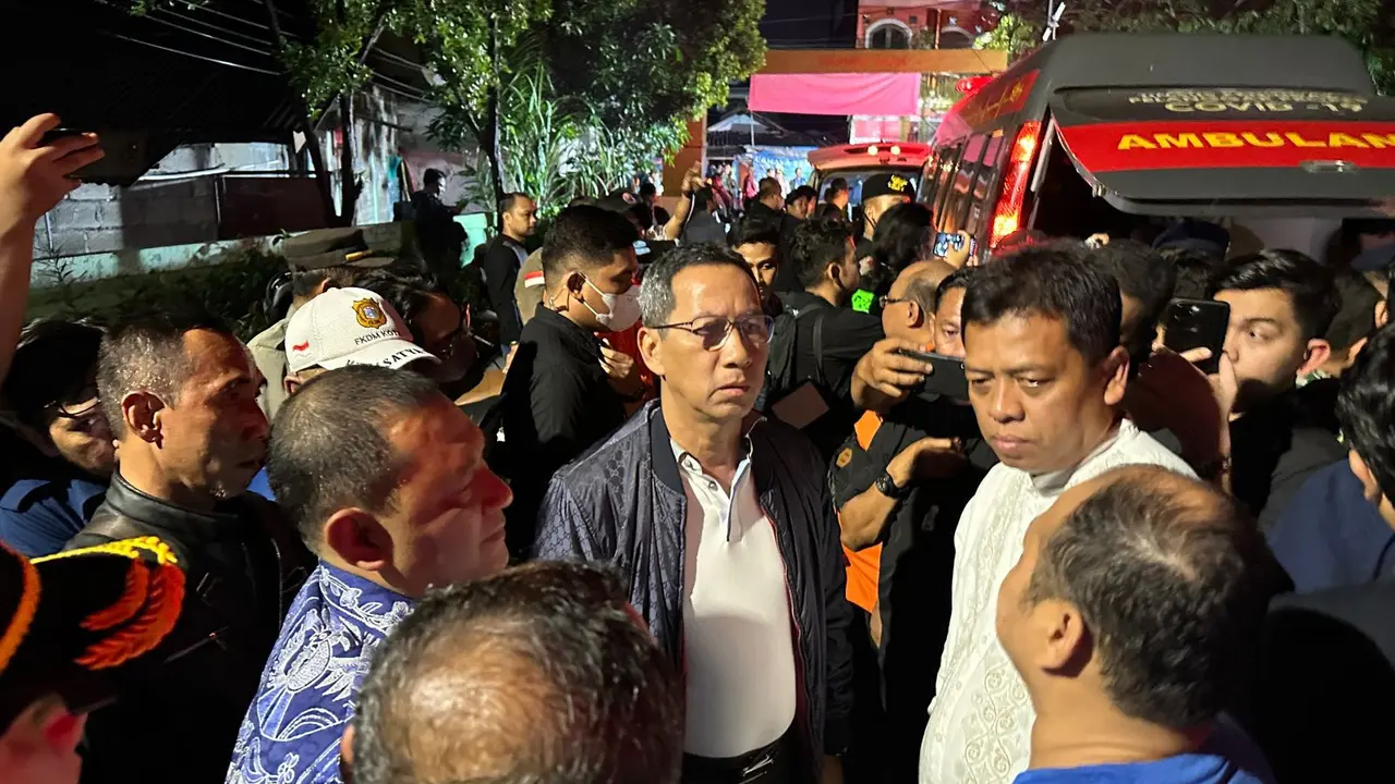 Pj Gubernur DKI Jakarta, Heru Budi Hartono, saat mengunjungi lokasi kebakaran Depo Pertamina Plumpang