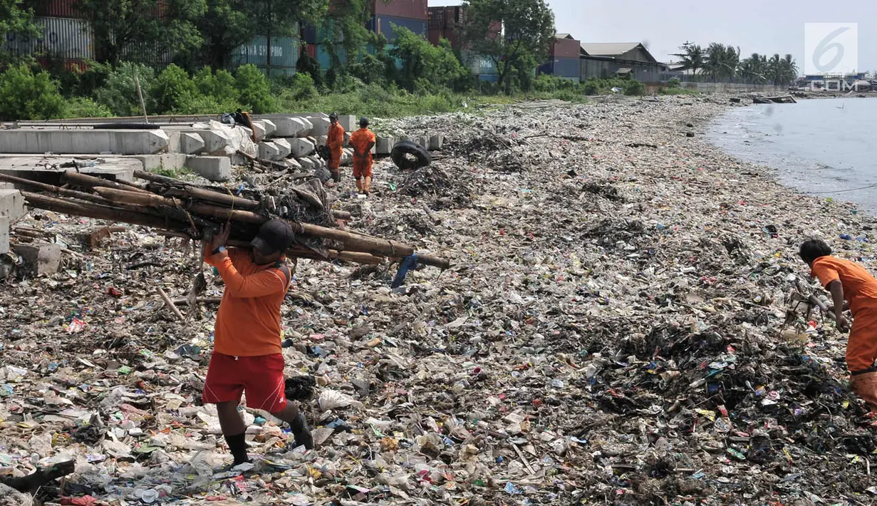 Petugas dari Dinas Lingkungan Hidup Kepulauan Seribu saat mengangkut hamparan sampah yang mengepung pesisir Cilincing, Jakarta Utara, Rabu (28/3). (Merdeka.com/Iqbal S. Nugroho)