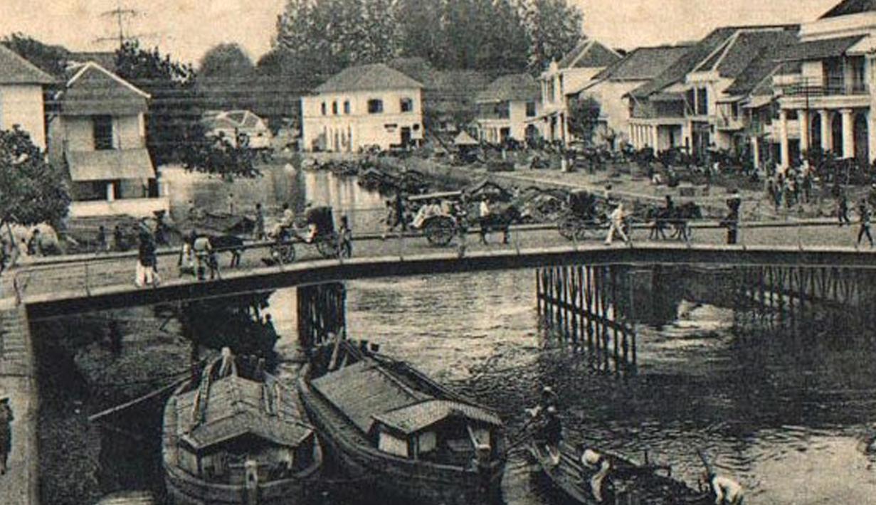 Jembatan Ancol menjadi tempat yang sangat menyeramkan pada malam hari. Konon di tempat ini sering ada penampakan seorang wanita. Ceritanya berawal pada jaman Belanda. Ada seorang wanita yang diperkosa dan dibunuh di jembatan ini. (Istimewa)