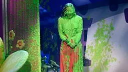 Ekspresi Demi Lovato saat disemprotkan slimed dalam Kids Choice Awards di Los Angeles, California, AS, (11/3). Penyanyi cantik campuran Latin dan AS itu mendapat semprotan cairan hijau 'slimed' di seluruh tubuhnya. (Chris Pizzello/Invision/AP)