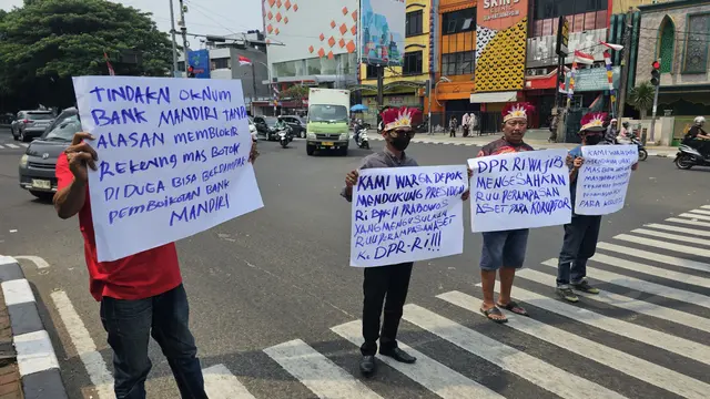 Sejumlah warga Depok melakukan aksi memberikan dukungan kepada aktivis Botok dan kekecewaan terhadap Bank Mandiri di Simpang Ramanda, Depok. (Liputan6.com/Dicky Agung Prihanto)