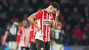 Pemain PSV Eindhoven, Ivan Perisic, tampak kecewa setelah ditaklukkan Arsenal dengan skor telak 7-1 dalam laga leg pertama 16 besar Liga Champions 2024/2025 yang digelar di Philips Stadion, Rabu (5/3/2025) dini hari WIB. (AP Photo/Peter Dejong)