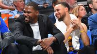 Forward Golden State Warriors, Kevin Durant (kiri), kemungkinan akan tampil melawan New Orleans Pelicans dalam lanjutan kompetisi NBA di Oracle Arena, Oakland, Sabtu (8/4/2017). (Bola.com/Twitter/NBA)