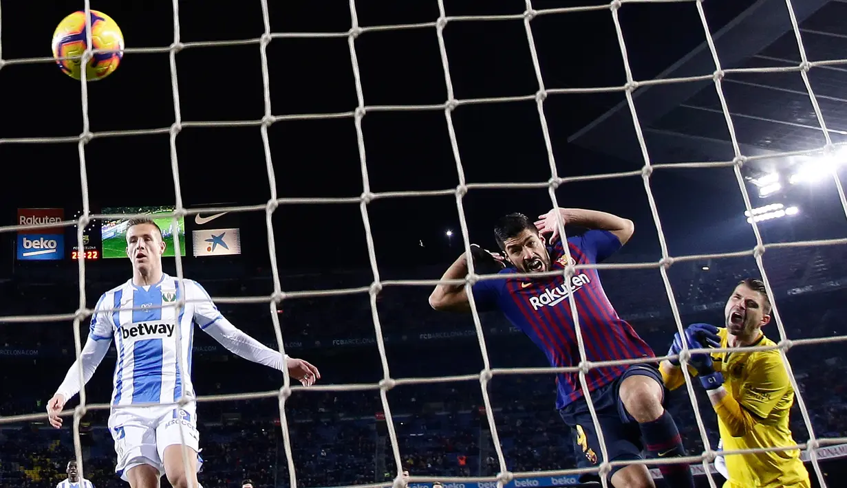 Pemain Barcelona, Luis Suarez (kedua kanan) mencetak gol ke gawang Leganes pada pertandingan pekan ke-20 La Liga Spanyol, di Camp Nou, Senin (21/1). Barcelona kian kokoh di puncak klasemen usai menang 3-1 atas Leganes. (AP/Manu Fernandez)