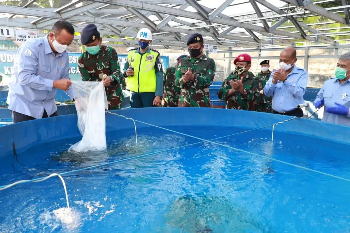 Menteri Kelautan dan Perikanan Edhy Prabowo memberikan 500 ekor benih patin kepada Sekolah Staf dan Komando Angkatan Laut (Seskoal) Cipulir, Jakarta Selatan. (Cok KKP)