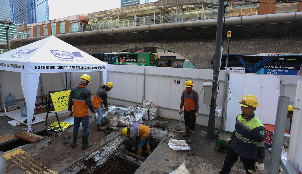 Rekayasa ini terkait revitalisasi Stasiun MRT Bundaran HI Bank Jakarta. Tampak dalam foto, aktivitas pekerja mengerjakan proyek revitalisasi Stasiun Bundaran HI Bank Jakarta di Jalan MH Thamrin, Senin 20 April 2026. (Kapanlagi.com/Budy Santoso)