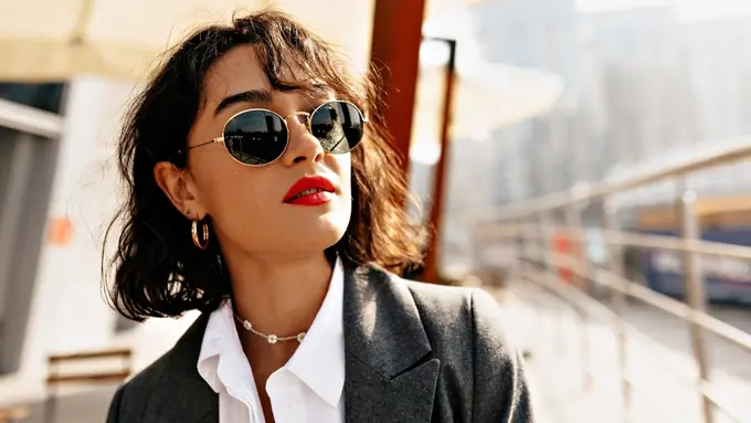 stylish fashion jaket hitam rambut keriting dewasa mandiri