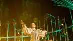 Andien menunjukkan antusiasmenya saat berkesempatan menjadi salah satu line up dari festival jazz yang diadakan di Gunung Bromo. Pelantun tembang 'Benang-Benang Asmara' ini menyuguhkan penampilan terbaiknya meski manggung di tempat dengan suhu udara dingin. (Liputan6.com/IG/@andienaisyah)