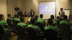 Pelatih Timnas Indonesia, Bima Sakti, bersama para pemain mengikuti sesi ESQ di Hotel Grand Zuri, Jawa Barat, Senin (5/11). Materi ESQ diberikan jelang turnamen Piala AFF 2018. (Bola.com/Vitalis Yogi Trisna)