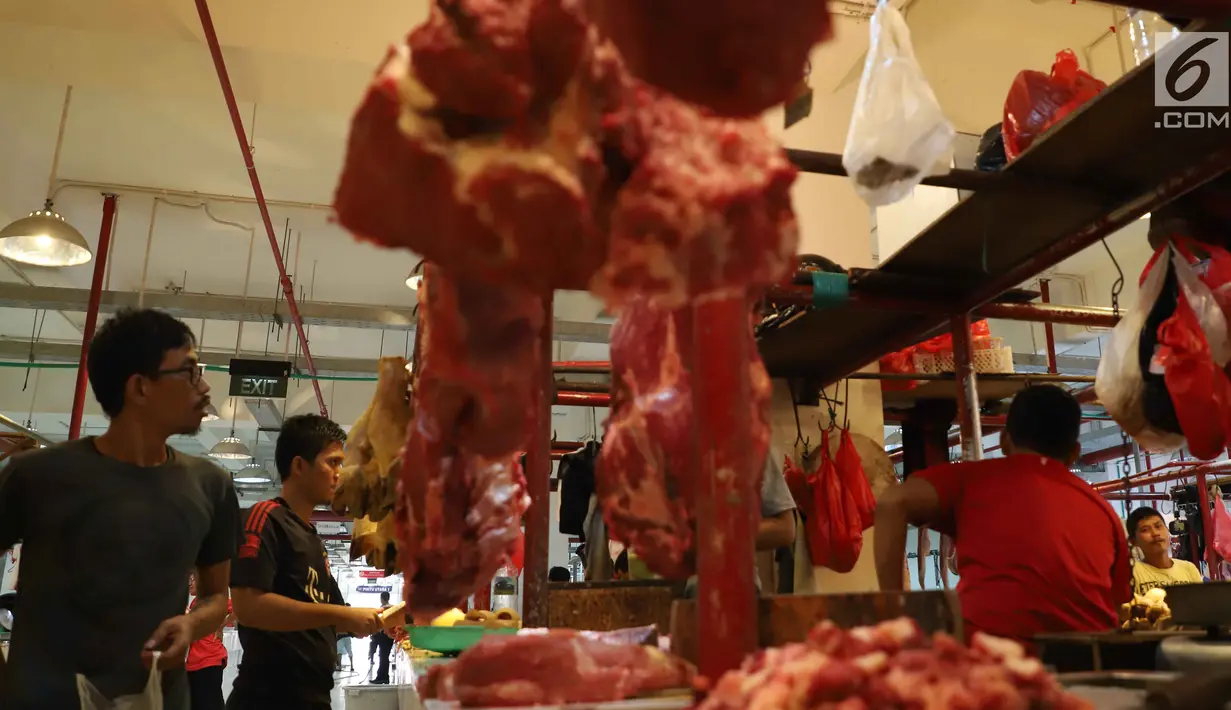 Suasana jual beli daging sapi di Pasar Senen, Jakarta, Selasa (29/5). Memasuki Ramadan, harga daging sapi segar masih terpantau berada di harga eceran tertinggi (HET) yang ditetapkan pemerintah. (Liputan6.com/Angga Yuniar)
