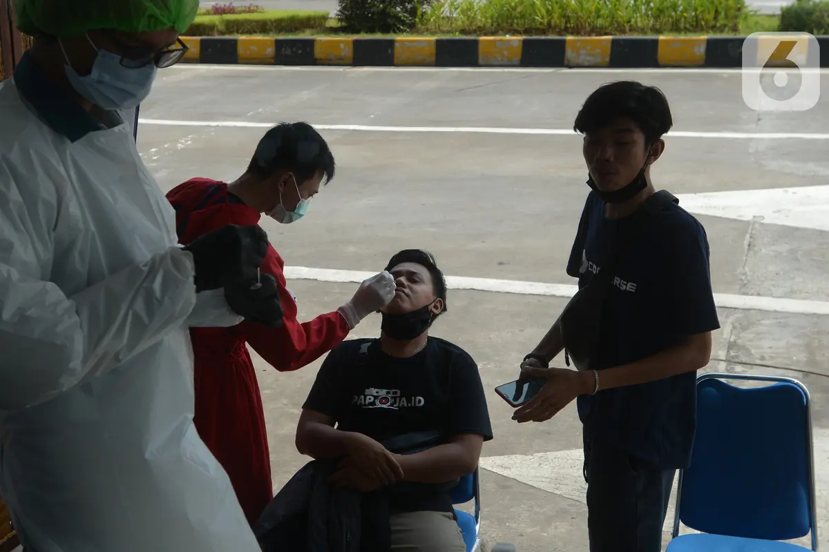 FOTO: Di Terminal Pulogebang, Tiga Orang Terkonfirmasi Positif COVID-19