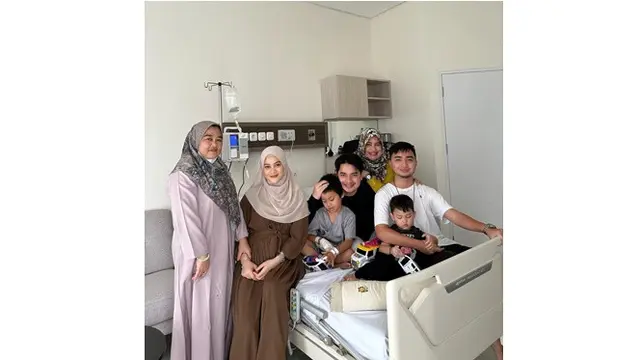 6 Potret Yusuf Anak Larissa Chou Dirawat di Rumah Sakit, Dijenguk Alvin Faiz