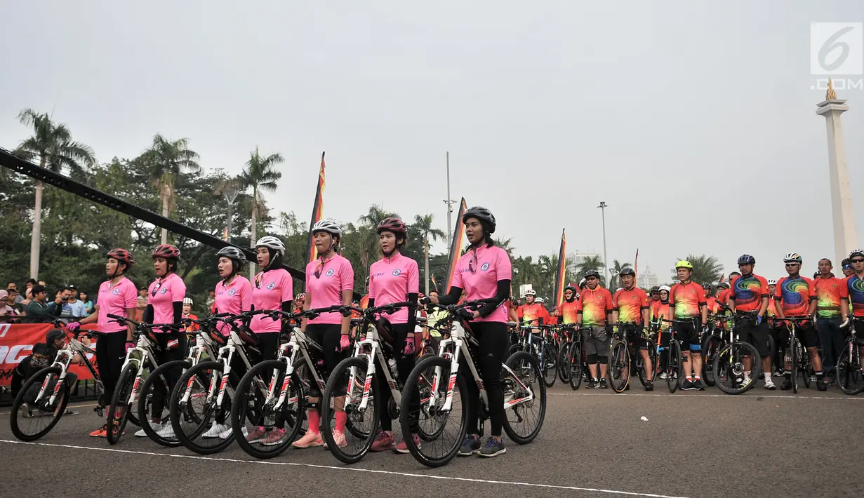 Sejumlah polisi wanita (Polwan) saat mengawal peserta acara Gowes Bersama Indonesia Damai #iRide4Peace di Jakarta, Minggu (4/11). Acara bersepeda bersama ini dibalut deklarasi untuk mendukung Pemilu damai. (Merdeka.com/ Iqbal S. Nugroho)