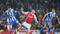 Pascal Gross dan Viktor Gyokeres dalam laga Liga Inggris antara Brighton vs Arsenal di American Express Stadium, 5 Maret 2026. (AP Photo/Alastair Grant)
