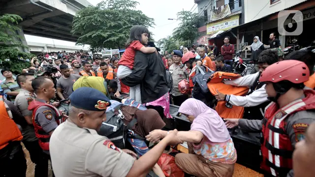 Evakuasi Warga Permukiman Cipinang Melayu