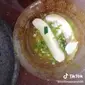 Warganet makan soto pakai dua buah pisang untuk sindir pernyataan Wapres Ma'ruf Amin. (dok, tangkapan layar TikTok @bintimaesaroh86/https://www.tiktok.com/@bintimaesaroh86/video/7082117276220034331)