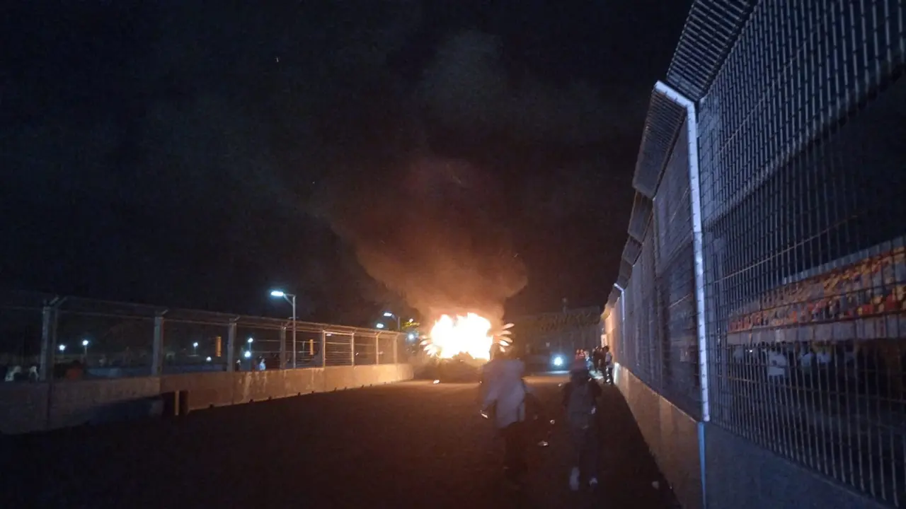 Satu mobil hias terbakar saat mengikuti parade Jakarnaval 2022. (Liputan6.com/Delvira Hutabarat)