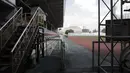 Salah satu sudut Rizal Memorial Stadium dengan tangga menuju tribun penonton. (Bola.com/Nicklas Hanoatubun)