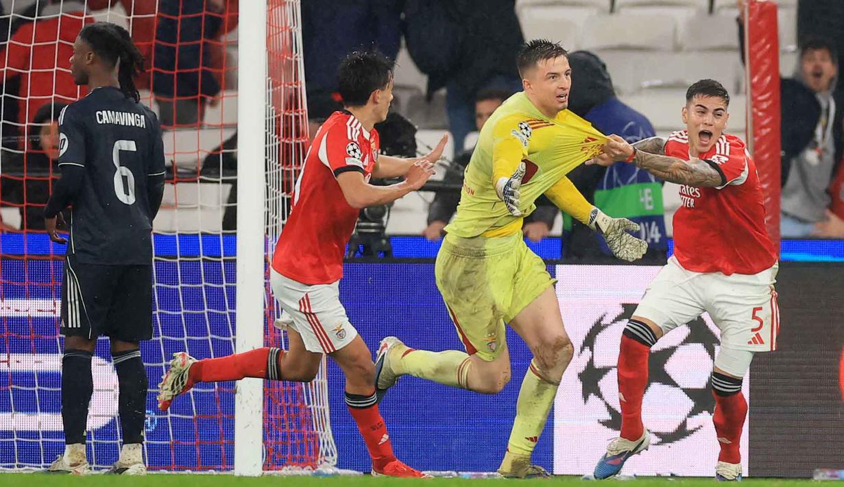 Usai pertandingan, kiper berusia 24 tahun itu mengaku masih sulit mempercayai apa yang baru saja dialaminya. Tampak dalam foto, kiper Benfica asal Ukraina, Anatoliy Trubin (tengah) merayakan gol keempat timnya selama pertandingan pekan ke-8 Liga Champions 2025-2026 melawan Real Madrid di Estadio da Luz, Lisbon, Rabu (28/1/2026) waktu setempat atau Kamis (29/1/2026) dini hari WIB. (PATRICIA DE MELO MOREIRA/AFP)