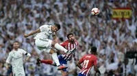 Gelandang Real Madrid, Casemiro, duel udara dengan striker Atletico Madrid, Diego Costa, pada laga La liga di Stadion Santiago Bernabeu, Madrid, Sabtu (29/9/2018). Kedua klub bermain imbang 0-0. (AFP/Oscar Del Pozo)