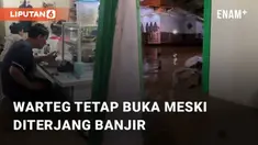Sebuah warteg di Sukabirus, Bandung, tetap buka di tengah banjir yang merendam . Ketinggian air banjir mencapai selutut orang dewasa atau sekitar 60 sentimeter