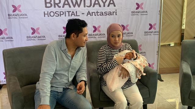 Deddy Lisan dan istrinya, Ika Kirana, mendapatkan anak keempat (Liputan6.com - M Altaf Jauhar)