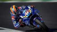 Pembalap Team Suzuki Ecstar, Alex Rins, beraksi di lintasan Sirkuit Silverstone, di MotoGP Inggris, Minggu (25/8). Alex Reins tampil jadi kampiun di balap ini. (Dok. Suzuki).