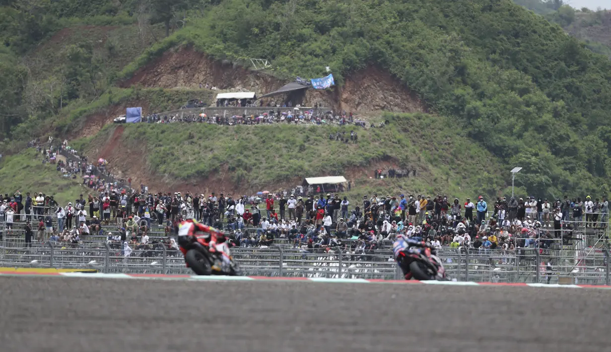 Penonton menyaksikan Race 1 WSBK Mandalika 2021 di Pertamina Mandalika International Street Circuit, Lombok, Nusa Tenggara Barat, Minggu (21/11/2021). (AP Photo/Achmad Ibrahim)