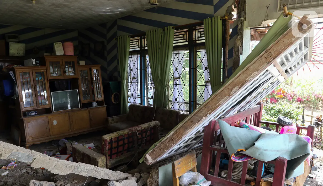 Kondisi rumah warga yang rusak akibat gempa di Desa Sarampad, Kabupaten Cianjur, Jawa Barat, Selasa (22/11/2022). Kerusakan akibat gempa membuat kendaraan tidak bisa melintas untuk membawa bantuan bagi warga terdampak. (Liputan6.com/Herman Zakharia)