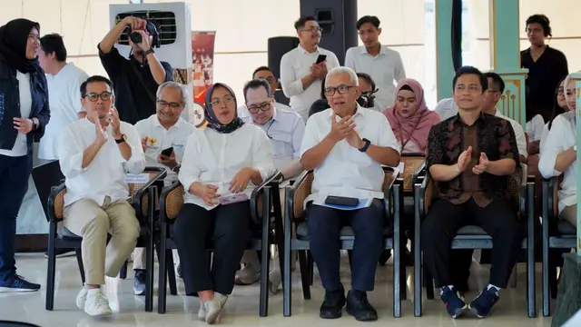 Menteri Koordinator Bidang Perekonomian Airlangga Hartarto mengunjungi Kota Surakarta untuk bertemu dengan sekitar 100 alumni Prakerja dari kota tersebut.