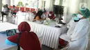 Perawat medis menyiapkan fasilitas kunjungan para keluarga pasien yang mendapat perawatan di RSCM, Jakarta, Selasa (26/5/2020). RSCM Jakarta Pusat menyiapkan fasilitas kunjungan virtual bagi para keluarga untuk berkomunikasi langsung dengan pasien positif COVID-19. (merdeka.com/Imam Buhori)