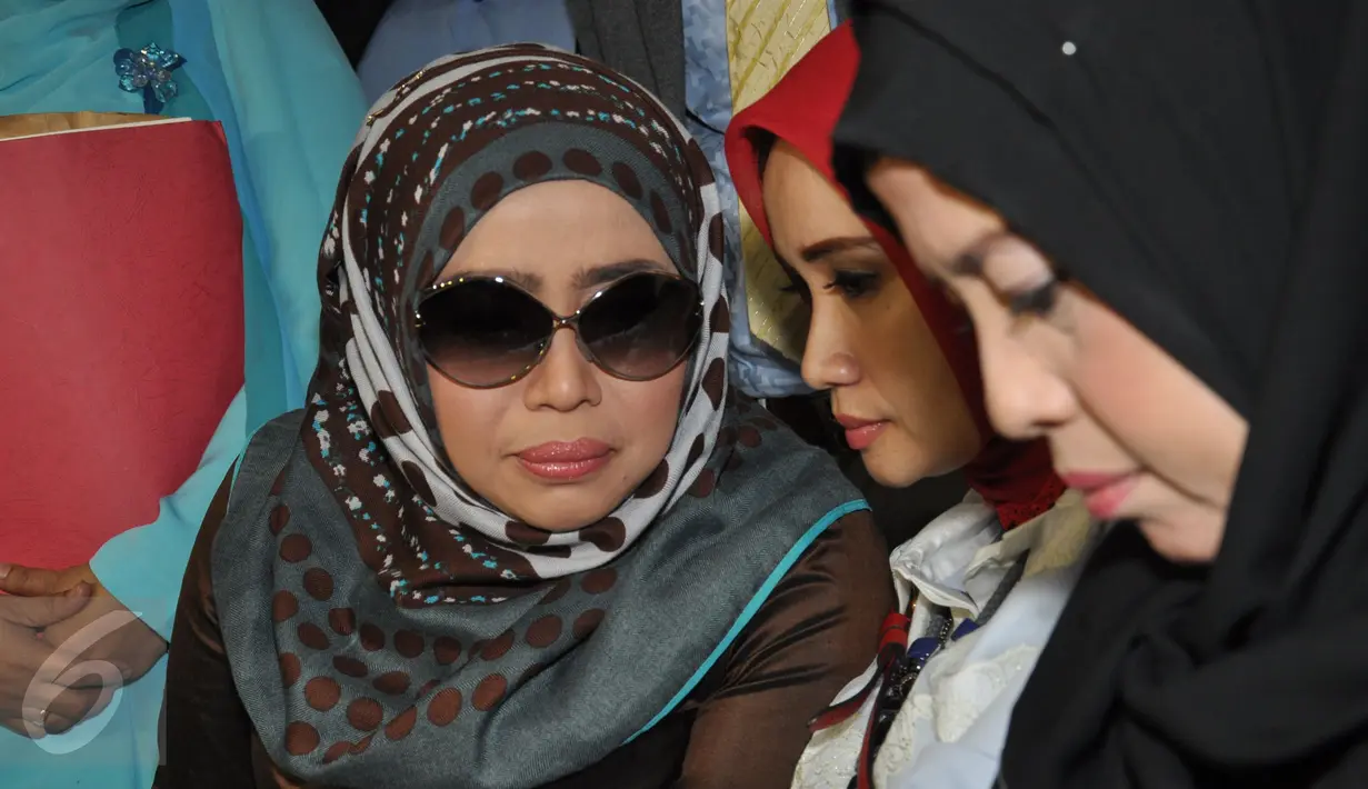 Muzdalifah disela sidang cerai dengan pedangdut Nassar di Pengadilan Agama Kota Tangerang, Tangerang, Selasa (6/10). Dalam sidang yang tidak dihadiri Nassar itu, majelis hakim meresmikan keduanya berpisah secara verstek. (Liputan6.com/Faisal R Syam)