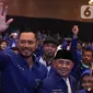 Ketum Partai Demokrat  Agus Harimurti Yudhoyono menyapa para kader usai terpilih secara aklamasi saat Kongres V Partai Demokrat di JCC, Jakarta, Minggu (15/3/2020). AHY menggantikan Susilo Bambang Yudhoyono menjadi ketum partai. (Liputan6.com/Angga Yuniar)