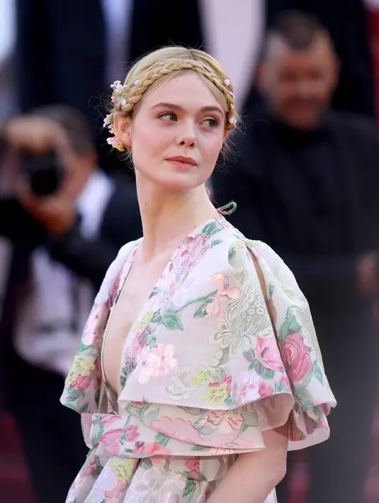 Elle Fanning berpose saat tiba menghadiri screening film "Les Miserables" dalam acara Festival Film Cannes ke-72 di Prancis (15/5/2019). Elle Fanning tampil dengan tatanan rambut kepang milkmaid oleh hairstylist Jenda Alcorn. (AP Photo/Arthur Mola)