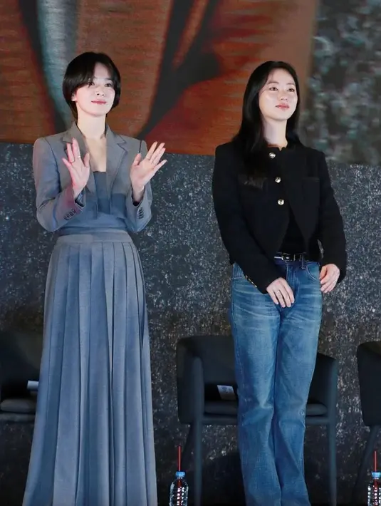 Song Hye Kyo nampak kenakan outfit feminin serba abu-abu yang mirip dengan seragam sekolah [@kyo1122]