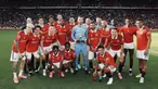 Penjaga gawang MU, David De Gea diapit rekan satu timnya berpose dengan memegang penghargaan Castrol Golden Glove Winner 2022/2023 setelah laga pamungkas Liga Inggris 2022/2023 melawan Fulham yang berlangsung di Old Trafford, Minggu (28/5/2023). (Twitter/Manchester United)