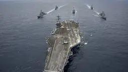 Kedatangan Kapal induk USS Carl Vinson menuju ke semenanjung Korea untuk melakukan latihan militer bersama dengan korea Selatan, Kamis (28/4). (AP Photo)