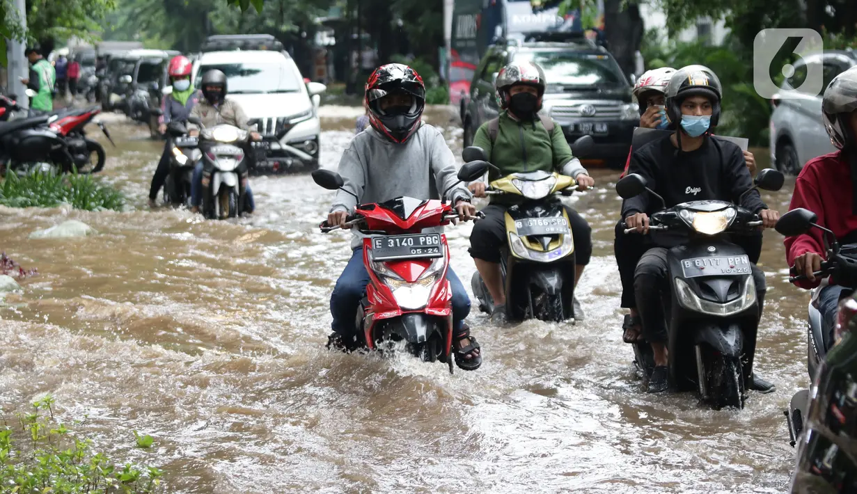 Sejumlah  pengendara sepeda motor menerobos sebagian Jalan Bungur Besar Raya yang tergenang air, Jakarta, Selasa (18/1/2022). Genangan air membuat arus lalu lintas di sekitar depan PN Jakarta Pusat menjadi terganggu dan tersendat. (Liputan6.com/Helmi Fithriansyah)